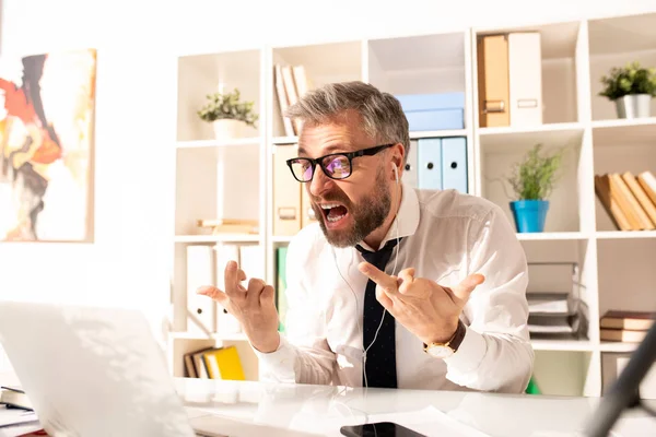 Molesto Hombre Negocios Barbudo Furioso Gafas Auriculares Sentado Mesa Oficina — Foto de Stock