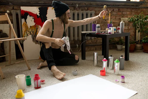 Retrato Cuerpo Entero Del Artista Masculino Contemporáneo Pintando Cuadro Sentado — Foto de Stock