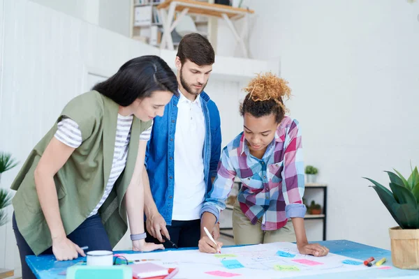 Grupo Multiétnico Jóvenes Contemporáneos Dibujando Gráficos Gráficos Mientras Planifican Proyecto —  Fotos de Stock