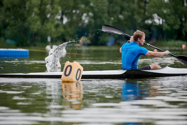 Jovem Correndo Lago Sua Canoa Ele Está Competição Remo — Fotografia de Stock