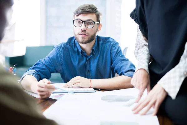 Joven Hombre Negocios Con Anteojos Sentado Reunión Planificación Junto Con — Foto de Stock