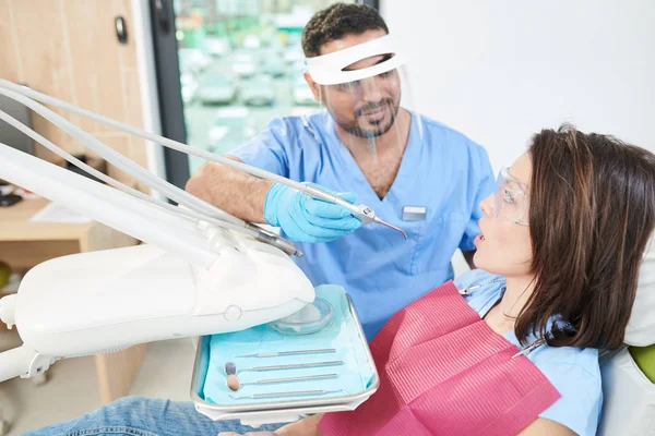 Porträtt Mellanöstern Tandläkare Bär Ansiktsmask Behandla Tänder Vacker Ung Kvinna — Stockfoto