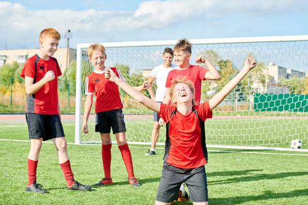 Retrato Completo Del Equipo Fútbol Junior Animando Celebrando Victoria Campo — Foto de Stock