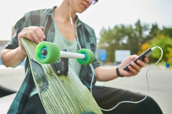 Střední Portrét Nerozpoznatelného Teenagera Držící Skateboard Používání Smartphone Venku Místo — Stock fotografie