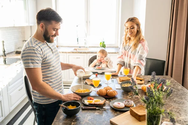 Retrato Familia Joven Feliz Disfrutando Del Desayuno Cocina Padres Jóvenes —  Fotos de Stock