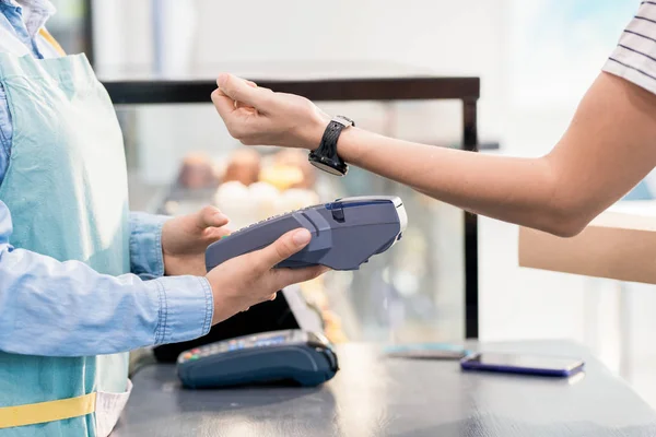 Vista Laterale Metà Sezione Donna Irriconoscibile Che Paga Con Orologio — Foto Stock