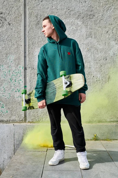 Yeşil Duman Beton Duvara Karşı Longboard Ayakta Poz Modern Genç — Stok fotoğraf