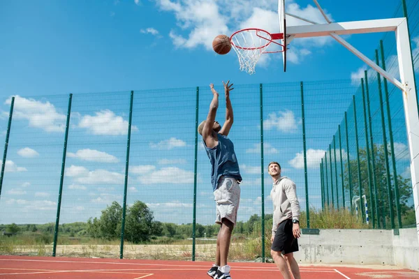 Široký Pohled Dva Mladé Muže Kteří Hrajou Basketbal Venkovním Hřiště — Stock fotografie