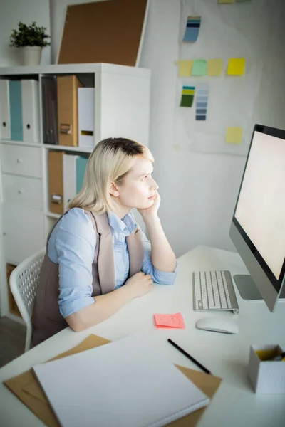 Ciddi Yorgun Çekici Kadını Masada Oturan Pazarlama Şirketi Ofisinde Bilgisayarda — Stok fotoğraf