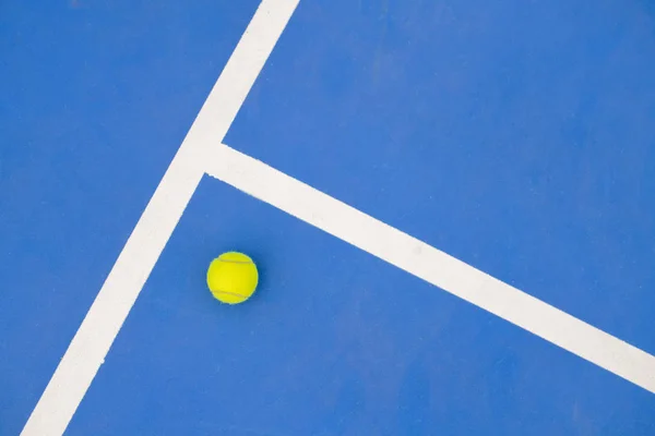 Графічний Спортивний Фон Жовтого Тенісного Яча Лежить Синій Підлозі Дворі — стокове фото