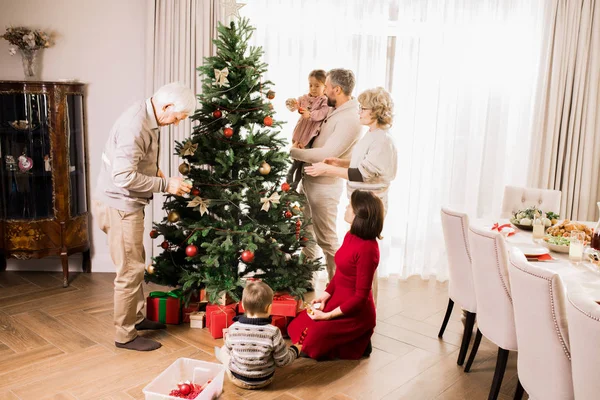Sevimli Çocuk Dedesi Ile Noel Ağacı Dekorasyon Büyük Aile Sıcak — Stok fotoğraf
