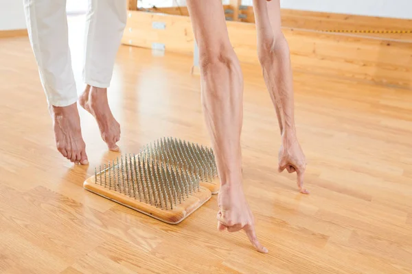 Close Unrecognizable Yogis Standing Fingers Toes Bed Nails While Practicing — Stock Photo, Image