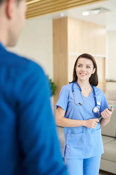 Retrato Una Doctora Sonriente Saludando Una Paciente Irreconocible Una Clínica — Foto de Stock