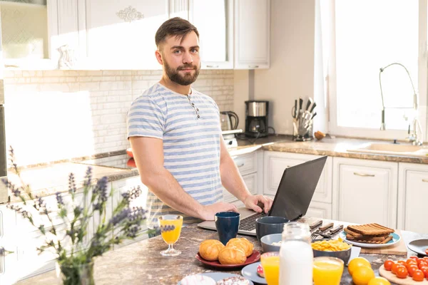 Derék Megjelöl Arckép Ból Csinos Szakállas Ember Használ Laptop Ban — Stock Fotó