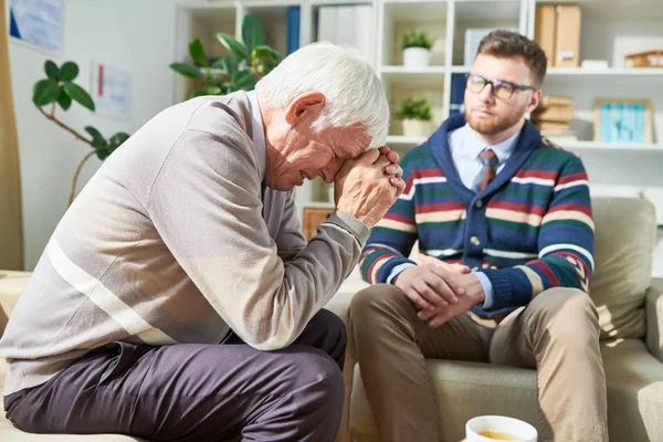 Paziente Anziano Emotivo Triste Seduto Sul Divano Appoggiato Sulle Mani — Foto Stock