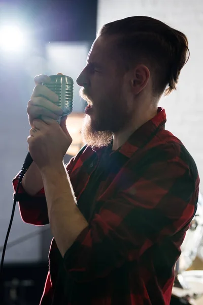 Портрет Современного Бородатого Мужчины Поющего Микрофон Время Выступления Сцене — стоковое фото