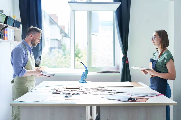 Zwei Gerber Schürzen Die Sich Arbeitsplatz Gegenüberstehen Und Produkte Aus — Stockfoto