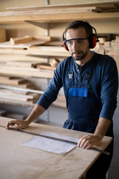 Cintura Até Retrato Carpinteiro Barbudo Maduro Trabalhando Com Madeira Marcenaria — Fotografia de Stock