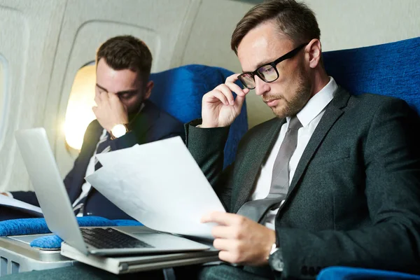 Retrato Dos Hombres Negocios Cansados Que Trabajan Utilizan Ordenador Portátil — Foto de Stock