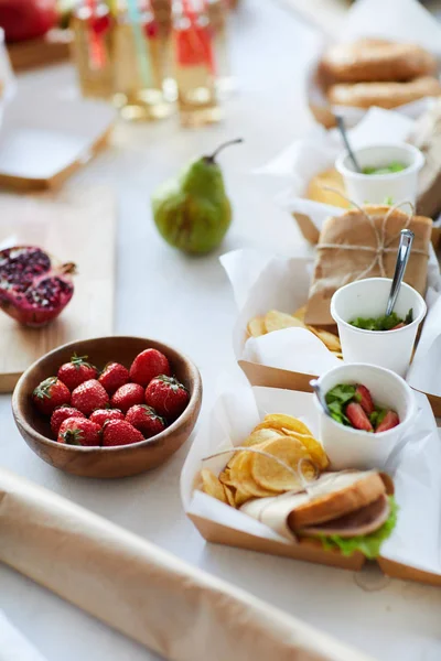 Fondo Alto Ángulo Mesa Fiesta Rústica Con Varios Alimentos Saludables —  Fotos de Stock