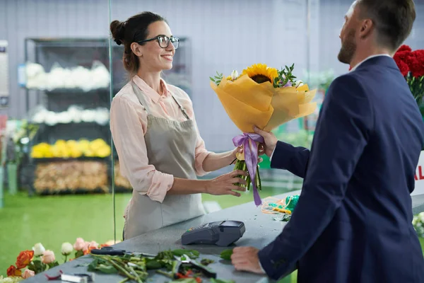 Портрет Усміхненої Жінки Покупки Букета Красивого Джентльмена Який Купує Квіти — стокове фото