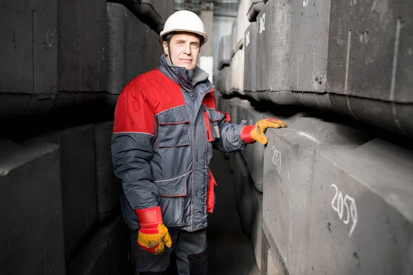 Porträtt Mogna Fabriksarbetare Bär Hardhat Titta Kameran Medan Står Betongblock — Stockfoto