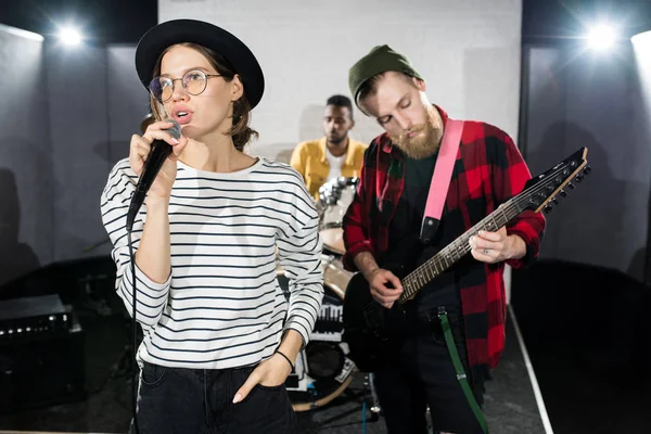 Cintura Retrato Banda Música Contemporânea Ensaiando Estúdio Foco Cantora Primeiro — Fotografia de Stock