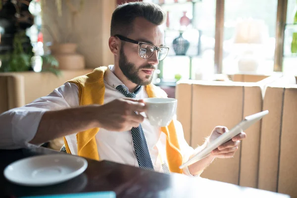 Ritratto Bell Uomo Affari Che Utilizza Tablet Digitale Mentre Gode — Foto Stock