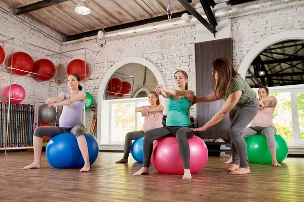 Retrato Comprimento Total Grupo Mulheres Jovens Grávidas Sentadas Bolas Fitness — Fotografia de Stock