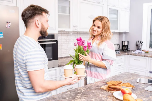 Retrato Cintura Hacia Arriba Feliz Pareja Joven Casa Cocina Centran — Foto de Stock