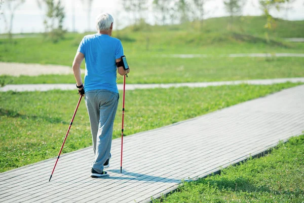 Ritratto Anziano Attivo Che Pratica Nordic Walking Con Bastoncini All — Foto Stock
