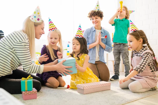 Neşeli Çocuklar Doğum Günü Partisinde Hediye Kutusu Açılış Onlar Çocuk — Stok fotoğraf