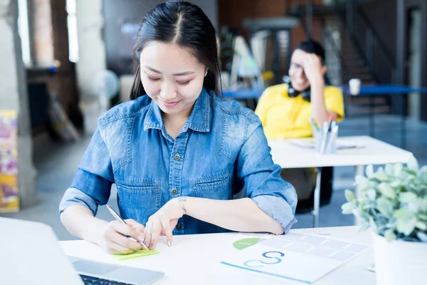 Porträt Einer Kreativen Jungen Asiatischen Frau Die Memo Schreibt Während — Stockfoto