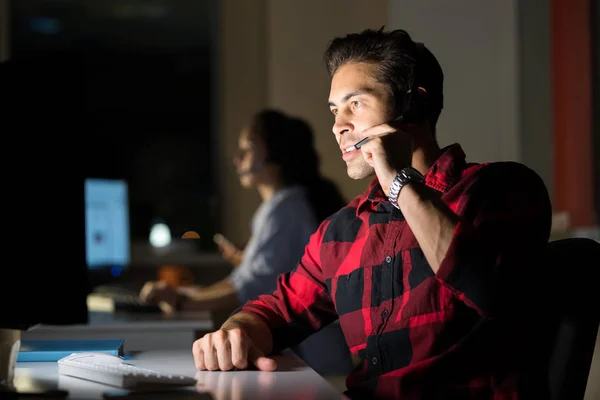 Retrato Del Operador Servicio Cliente Masculino Que Trabaja Por Noche — Foto de Stock