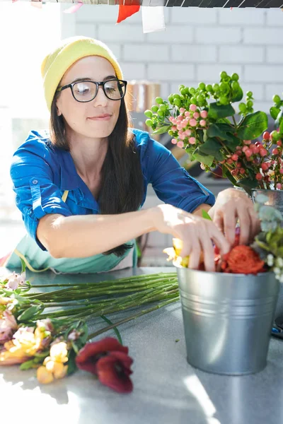 Ritratto Giovane Donna Moderna Che Indossa Occhiali Che Organizza Composizioni — Foto Stock