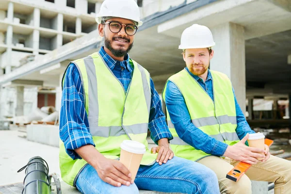 Portret Van Twee Arbeiders Die Hard Hoeden Naar Camera Kijken — Stockfoto