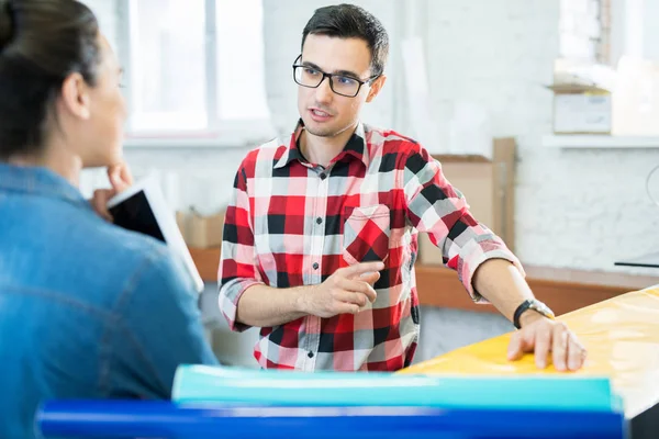 Mann Und Frau Diskutieren Moderner Druckerei Über Neues Design — Stockfoto