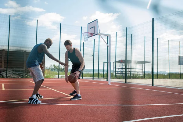 Amplio Ángulo Acción Tiro Dos Hombres Jóvenes Jugando Baloncesto Cancha — Foto de Stock