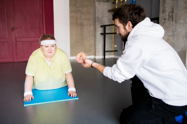 Ritratto Posteriore Fitness Coach Motivante Donna Grassa Con Ciambella Durante — Foto Stock