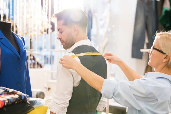 Portret Van Tailor Meten Terug Van Volwassen Bebaarde Man Fitting — Stockfoto