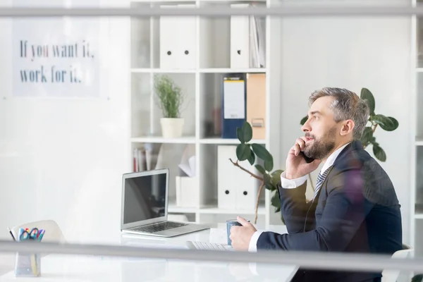 Zelfverzekerd Knappe Business Manager Van Middelbare Leeftijd Met Baard Zittend — Stockfoto