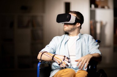 Adam evde vakit ise sanal gerçeklik seyahat tekerlekli sandalyede genç çağdaş devre dışı bırakma