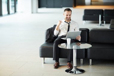 Zafer Havaalanı lounge ile laptop önünde otururken ifade resmi kıyafeti içinde başarılı iş adamı