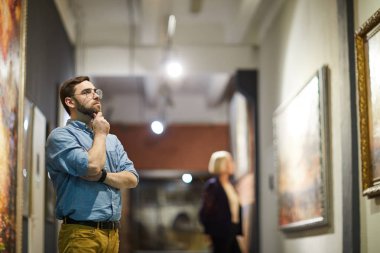 Ayakta Sanat Galerisi veya Müzesi, kopya alanı Resim Sergisi bakarak dalgın sakallı adam portresi