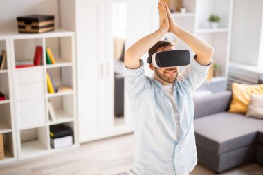 Genç adam onun tutmak vr kulaklık birlikte palms over head sanal ortamda meditasyon tadını çıkarırken