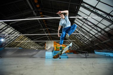 Aktif çocuk egzersiz sırasında parkour stunts pratik ederken onun kaykay üzerinde havada atlama