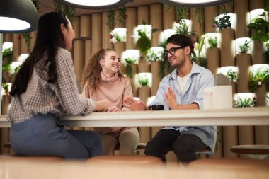 Grup çağdaş öğrenci üniversite in kopma veya sınıflar kafede sonra tartışmaya gündelik giysiler