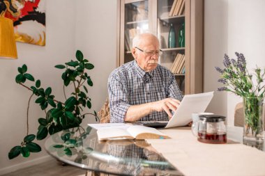 Üst düzey adam portre formları doldurma ve evde masada oturan vergi ödeyerek, kopya alanı