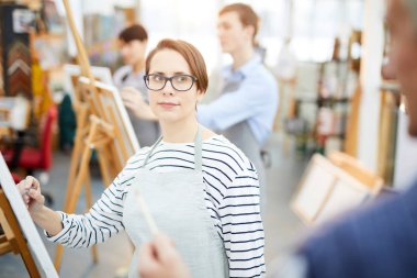 Bel kadar sanat sınıfında yetişkin öğrenci portresi öğretmen bakıyor ise easel üzerinde resim boyama, kopya alanı