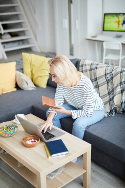 Ev, kopyasından online banka ödeme qaimənin modern yetişkin kadın portresi yüksek açı hızı